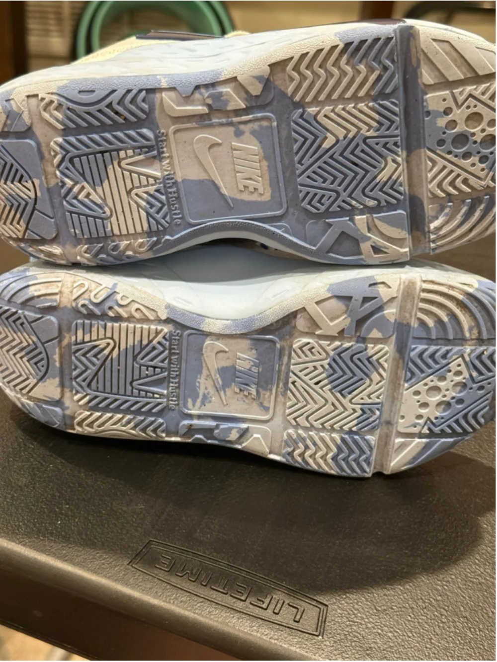 Boys Nike Basketball Sneakers Size 2 (Little Boy) White and Blue